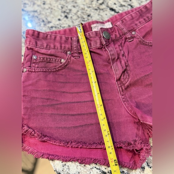 Free People Cut Off Short Harlo Denim Maroon Purple Distressed Sz 25 Baddy core - Picture 5 of 11